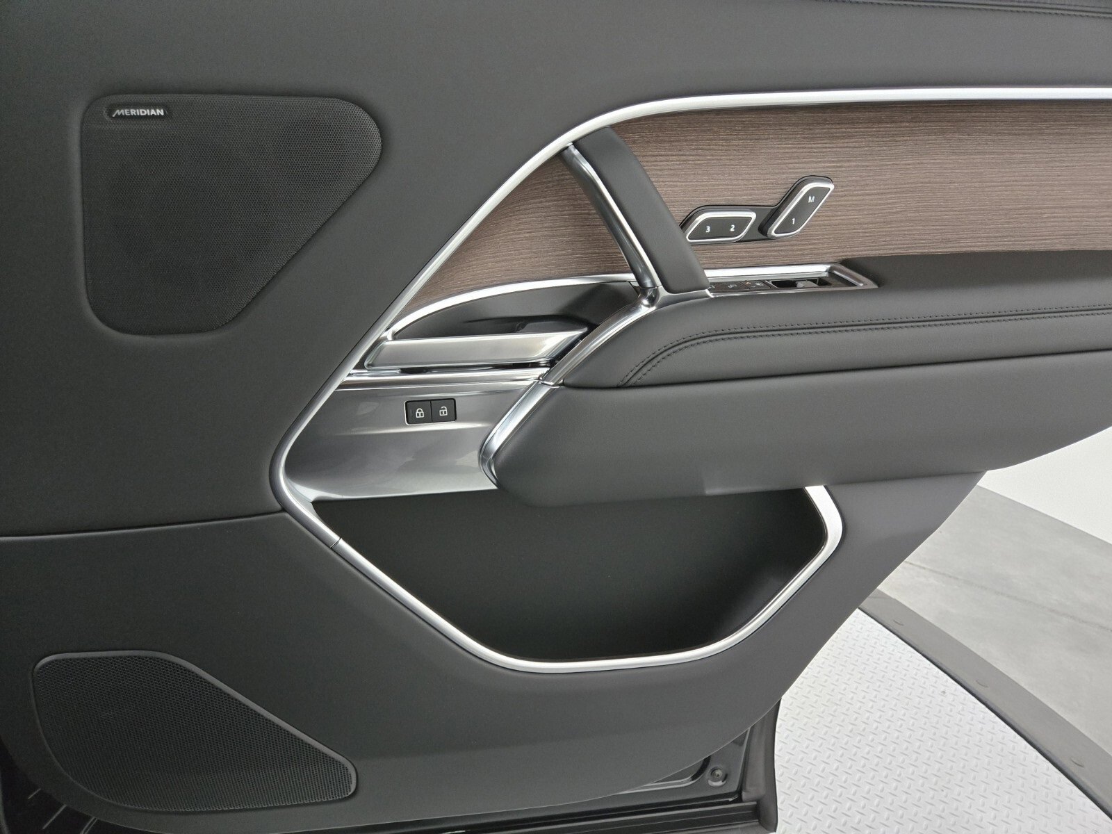 New 2025 Land Rover Range Rover Long Wheelbase SE image 19