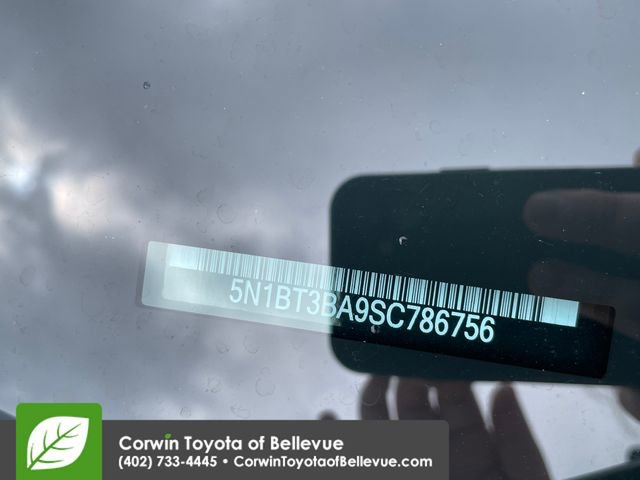 Used 2025 Nissan Rogue SV image 30