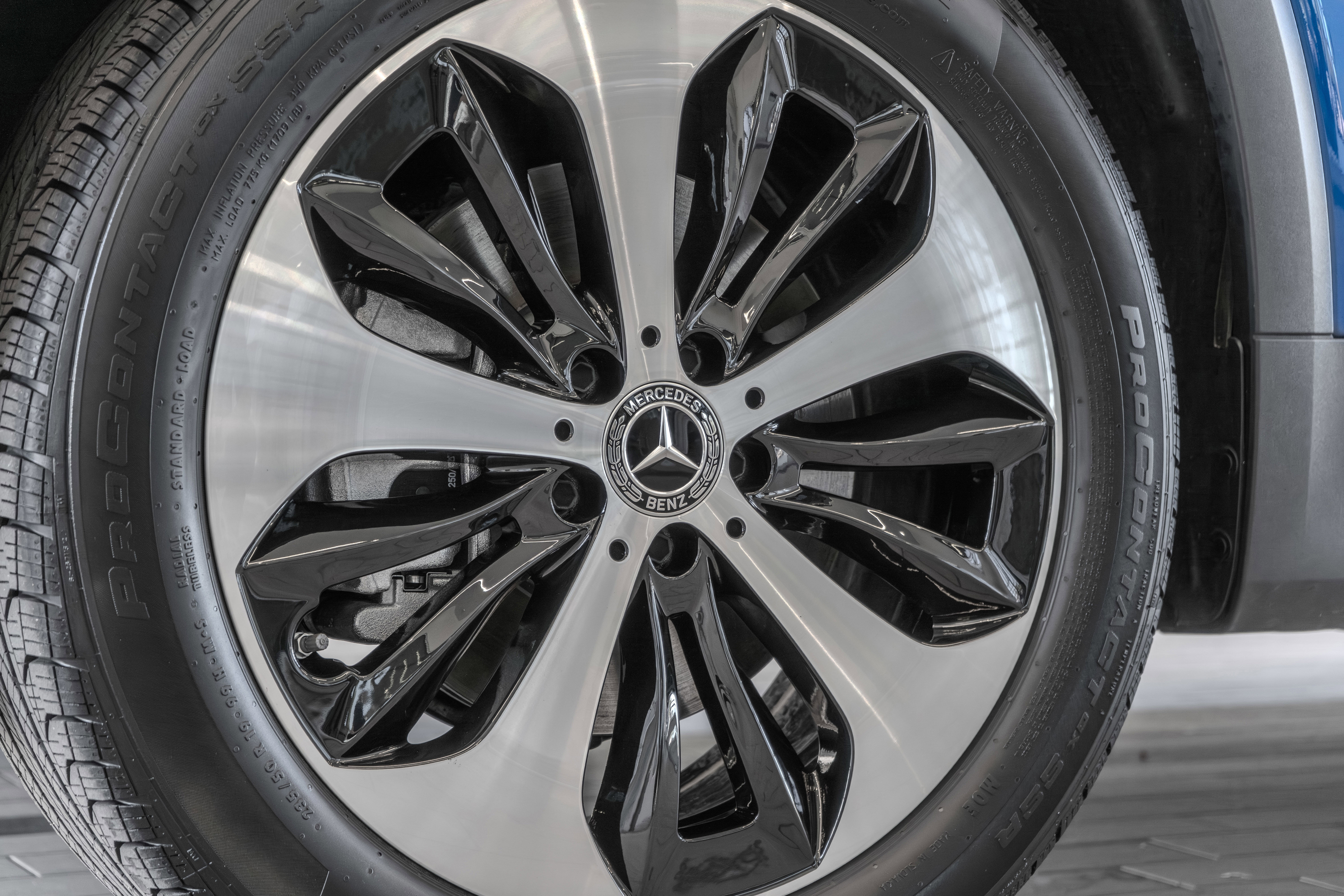 Certified 2025 Mercedes-Benz GLB 250 4MATIC image 33