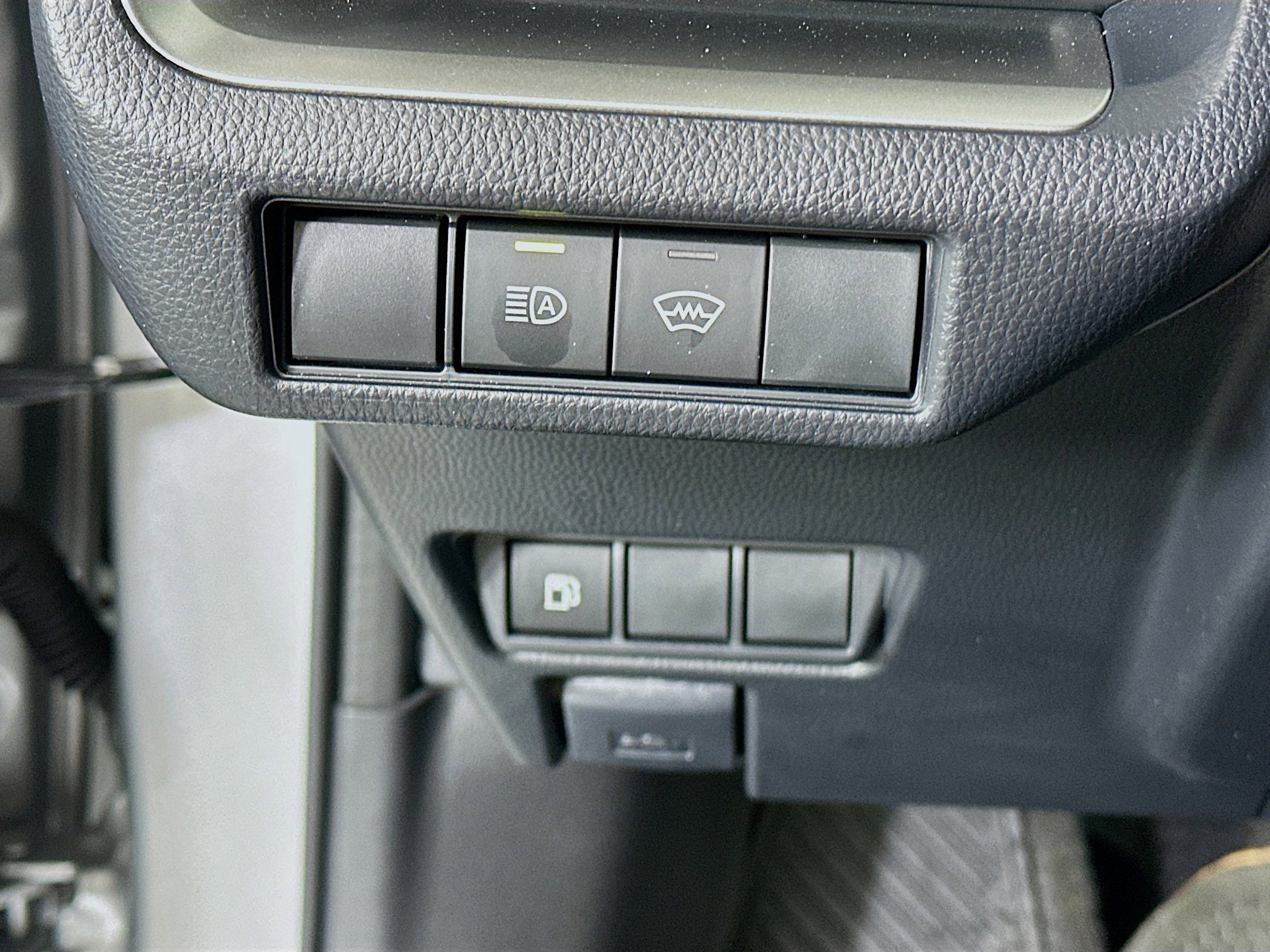 Used 2025 Toyota Prius LE FWD image 17