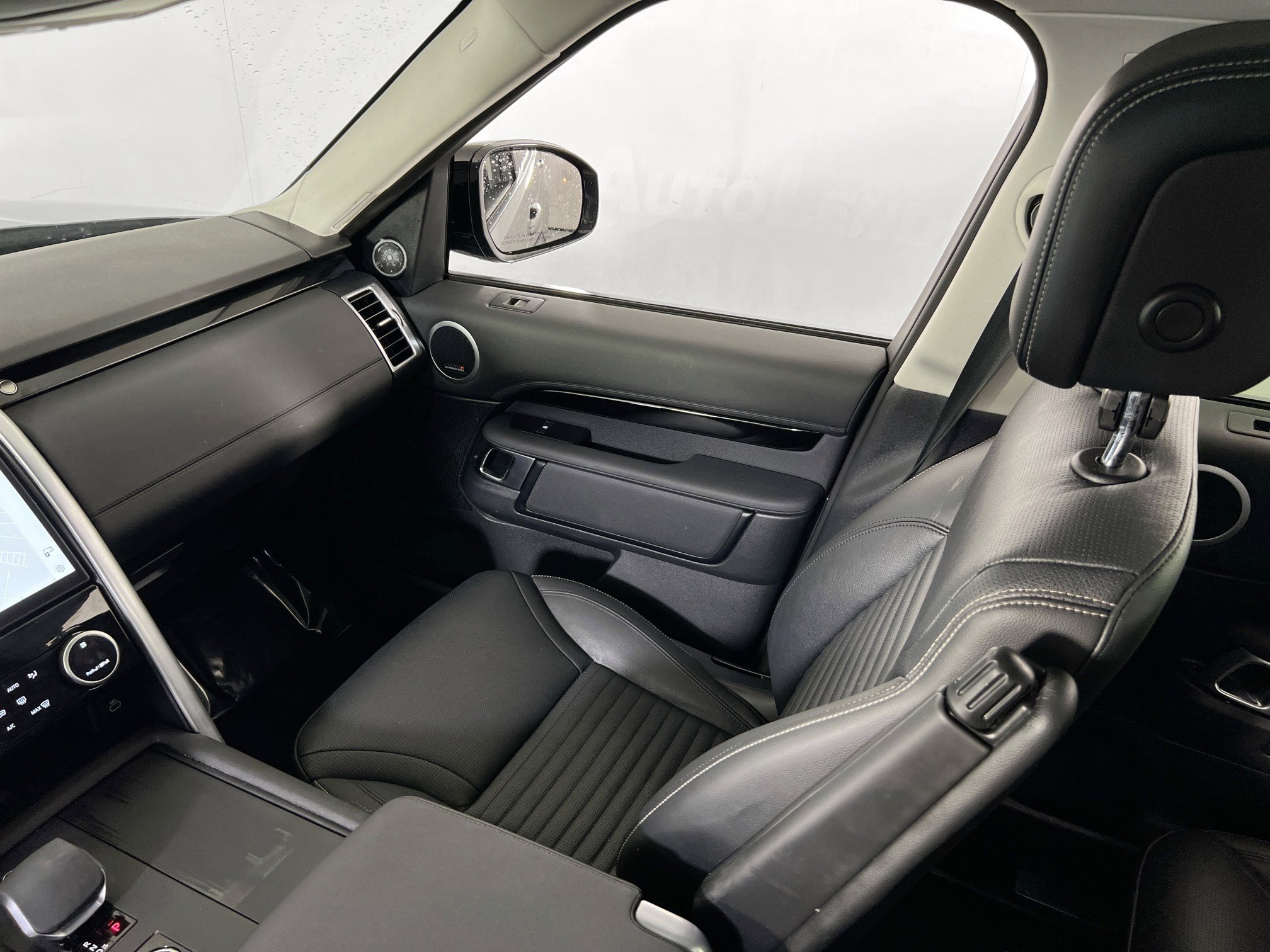 Used 2024 Land Rover Discovery S image 25