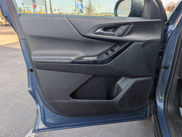 Used 2025 Chevrolet Equinox LT w/ Midnight Edition image 9