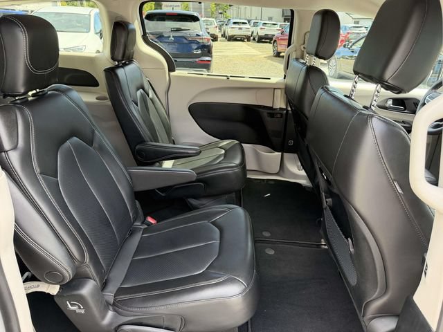 Used 2023 Chrysler Pacifica Touring-L FWD image 11
