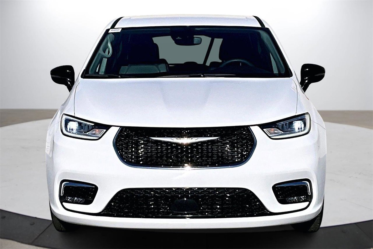 Certified 2024 Chrysler Pacifica Touring-L image 3