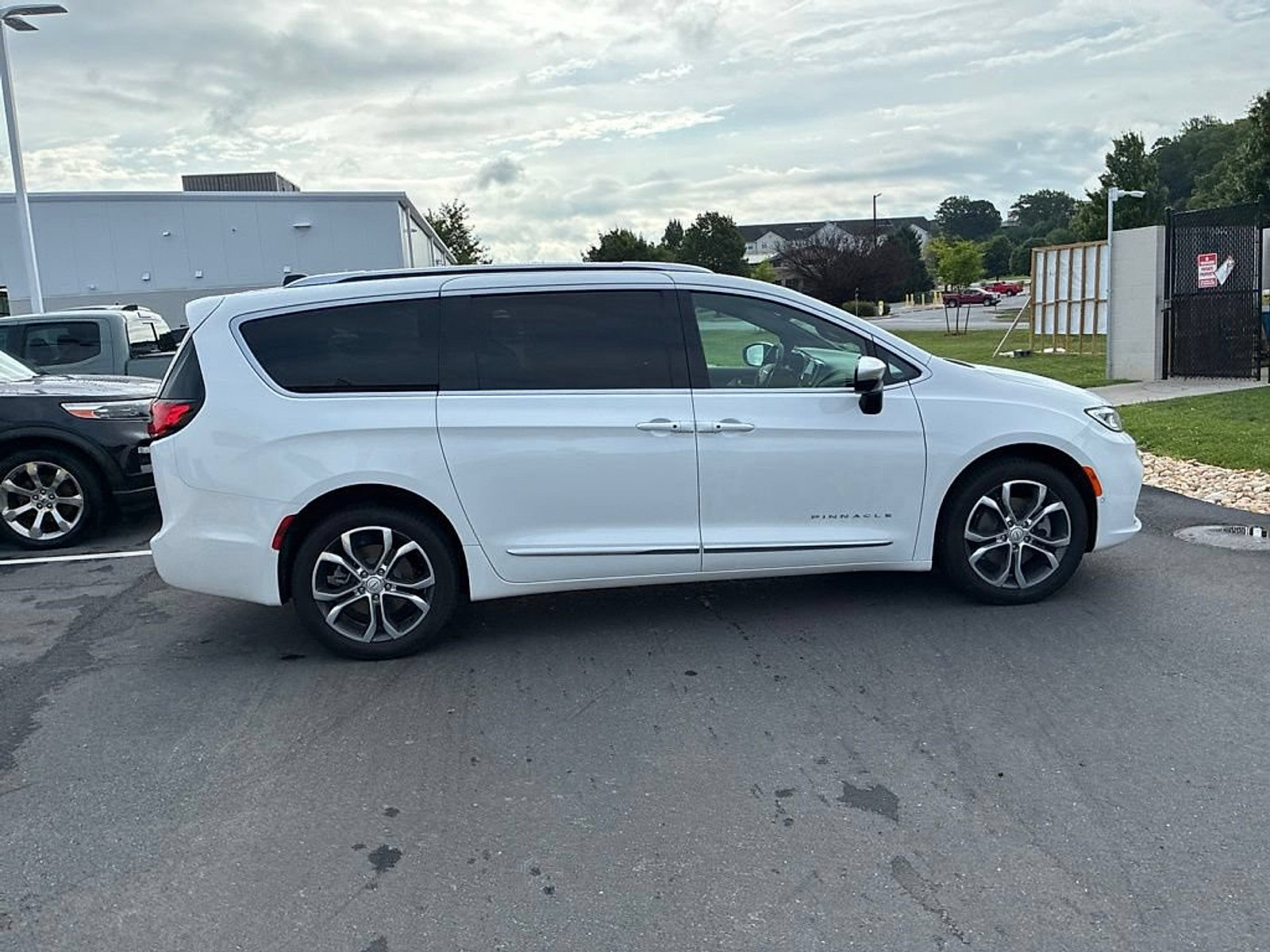 Used 2026 Chrysler Pacifica Pinnacle AWD/4WD image 13
