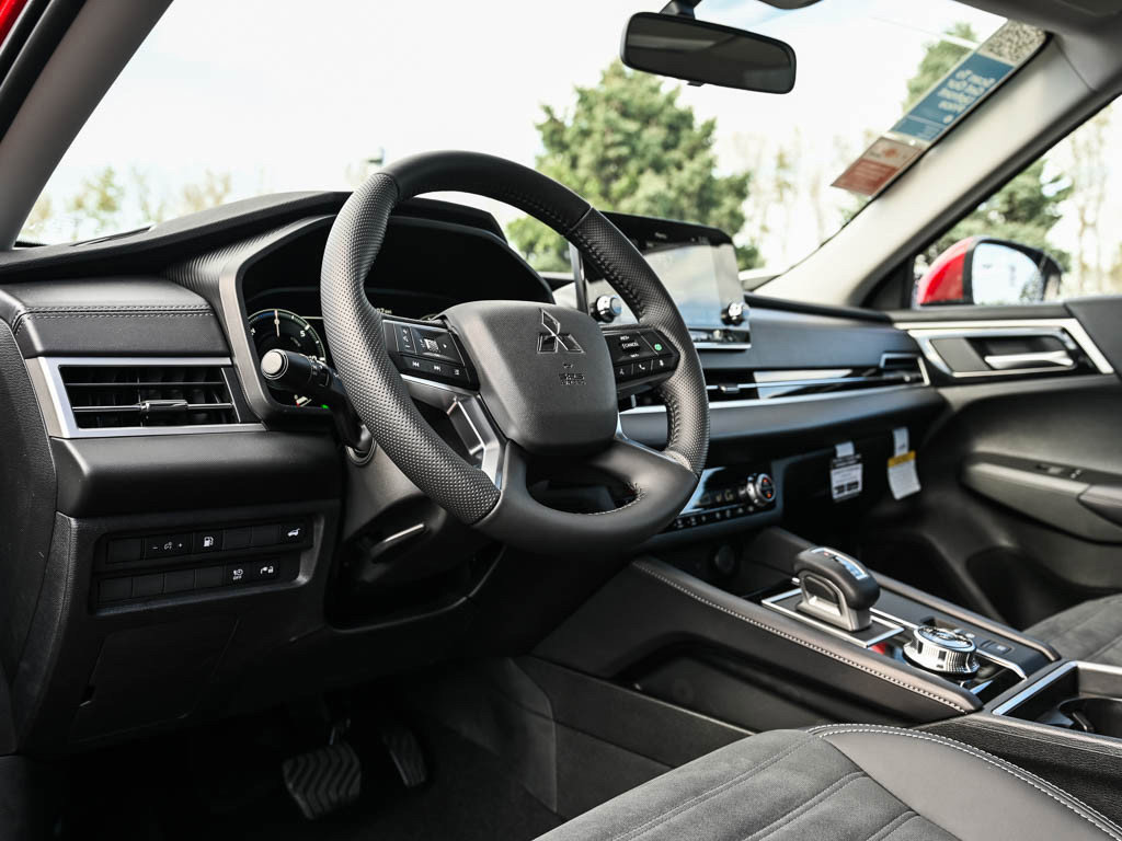 New 2025 Mitsubishi Outlander SE image 19