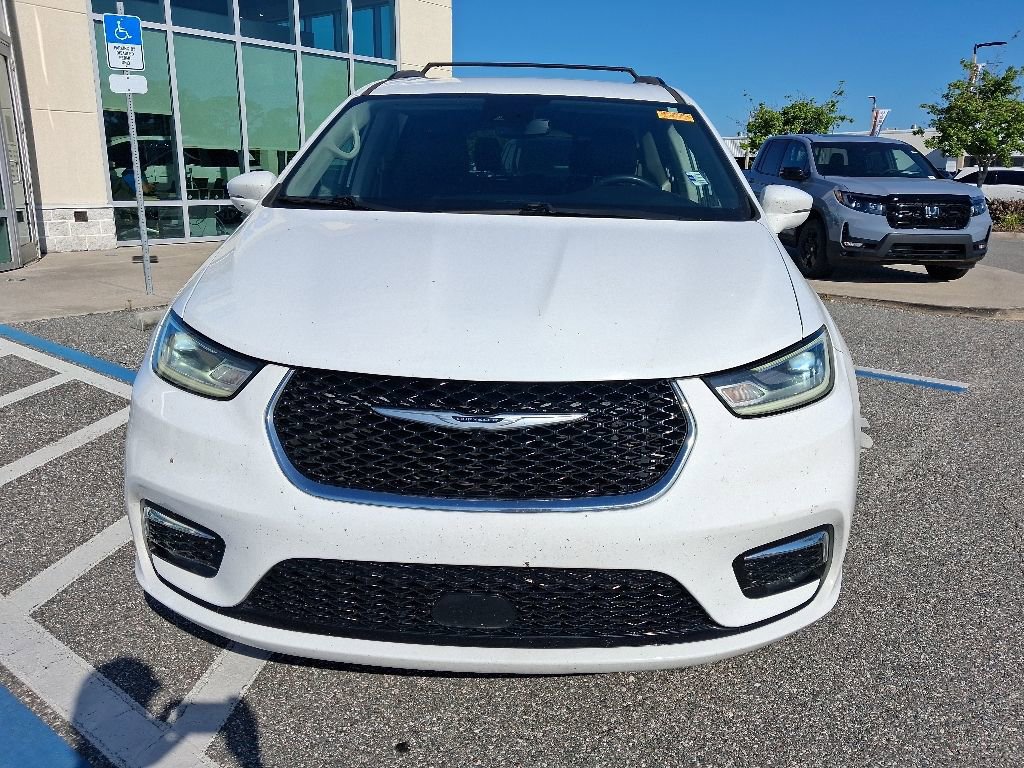 Used 2022 Chrysler Pacifica Touring-L FWD image 2