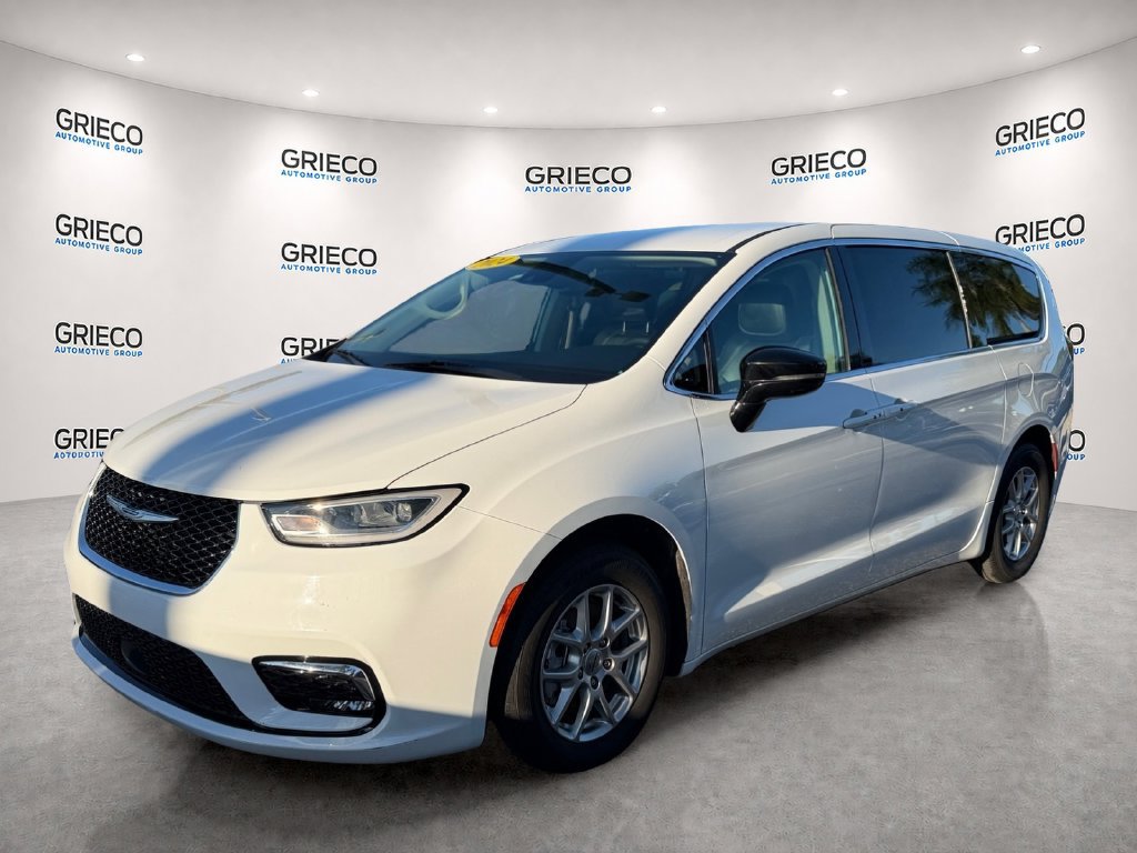 Used 2024 Chrysler Pacifica Touring-L FWD image 3