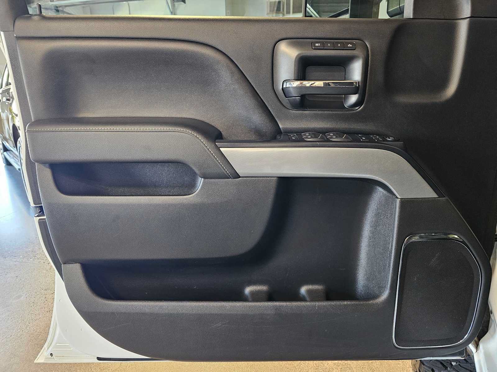 Used 2015 Chevrolet Silverado 3500 LTZ AWD/4WD image 21