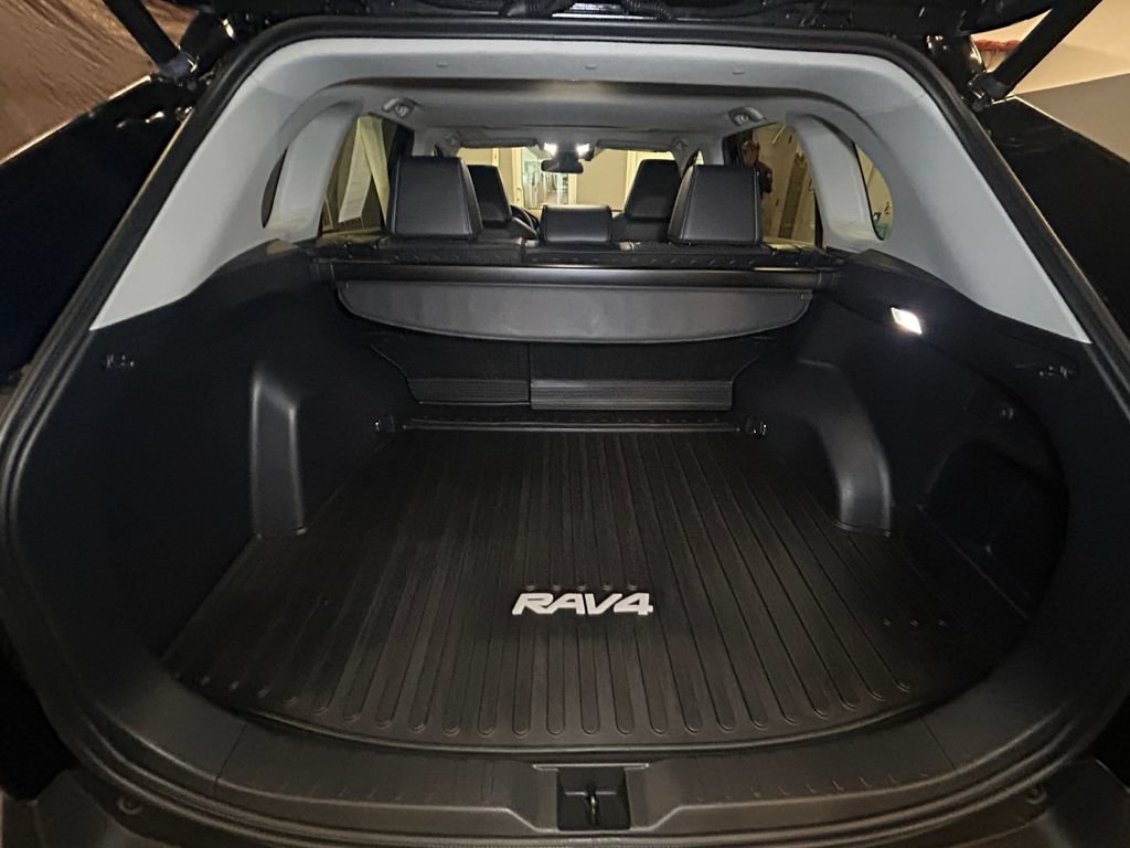 Used 2022 Toyota RAV4 XLE Premium AWD/4WD image 18