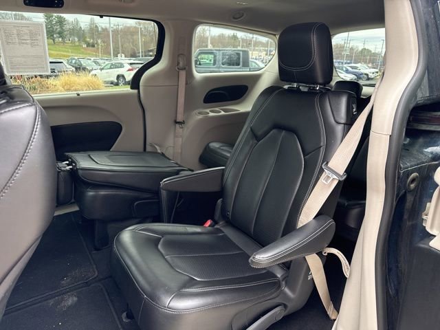 Used 2023 Chrysler Pacifica Touring-L image 29