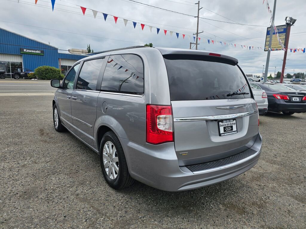 Used 2016 Chrysler Town & Country Touring image 5
