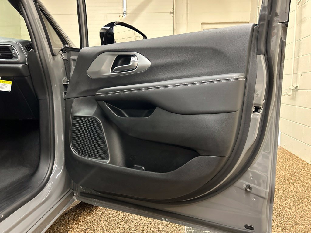 Used 2025 Chrysler Pacifica Limited FWD image 18