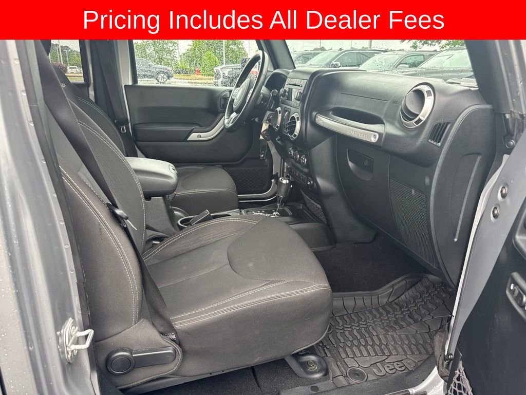 Used 2017 Jeep Wrangler Unlimited Sahara w/ Connectivity Group AWD/4WD image 8