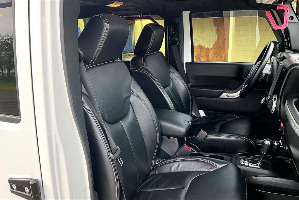 Used 2015 Jeep Wrangler Unlimited Sahara w/ Connectivity Group image 10