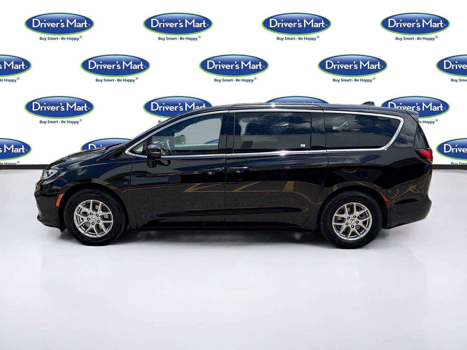Used 2025 Chrysler Pacifica Select FWD image 4