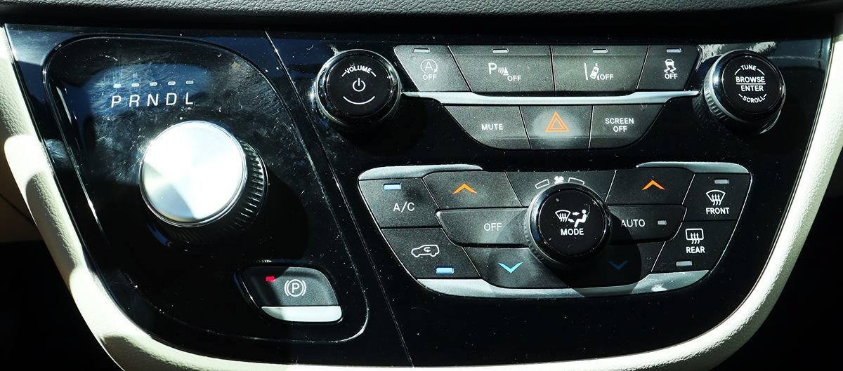 Used 2024 Chrysler Pacifica Touring-L FWD image 50