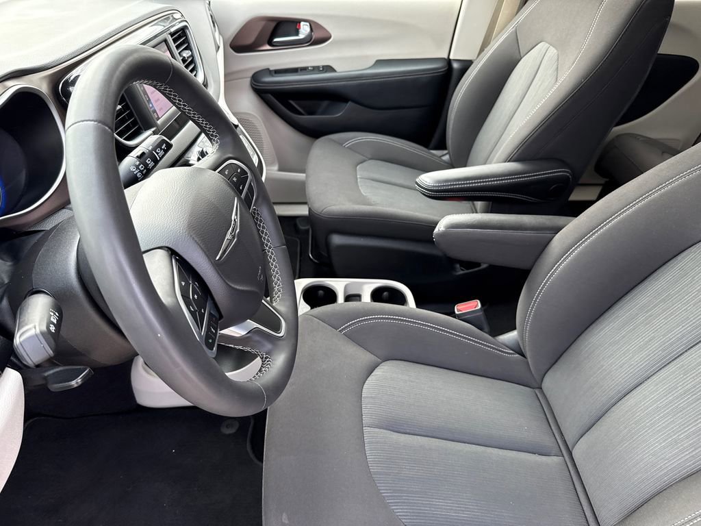 Used 2023 Chrysler Voyager LX image 19