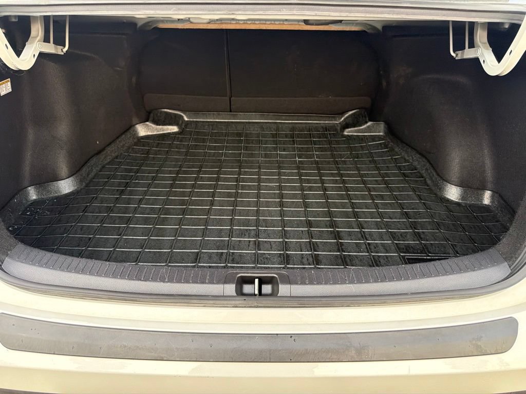 Used 2021 Toyota Corolla LE w/ Carpet Mat Package (TMS) FWD image 17