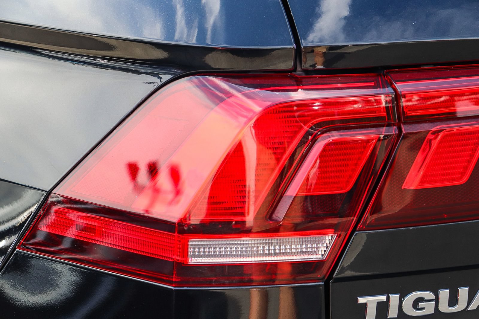 Used 2021 Volkswagen Tiguan SE FWD image 9