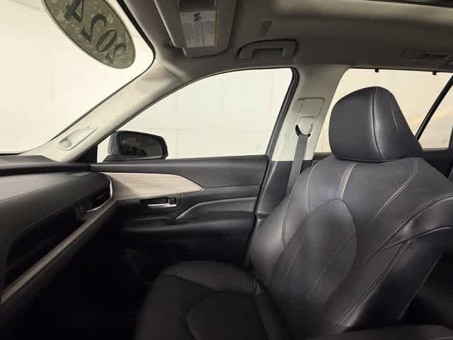 Used 2024 Toyota Grand Highlander AWD image 18