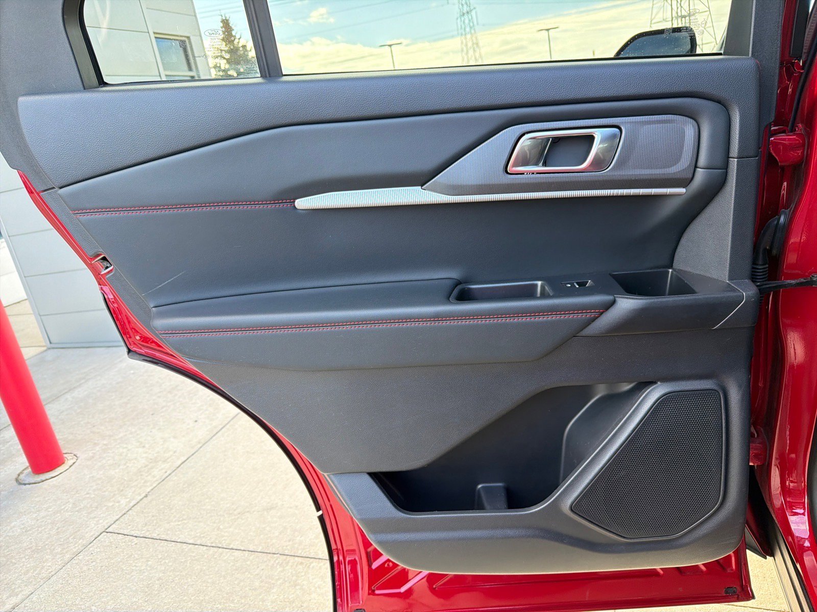 Used 2025 Ford Explorer ST-Line w/ ST-Line Street Pack image 24