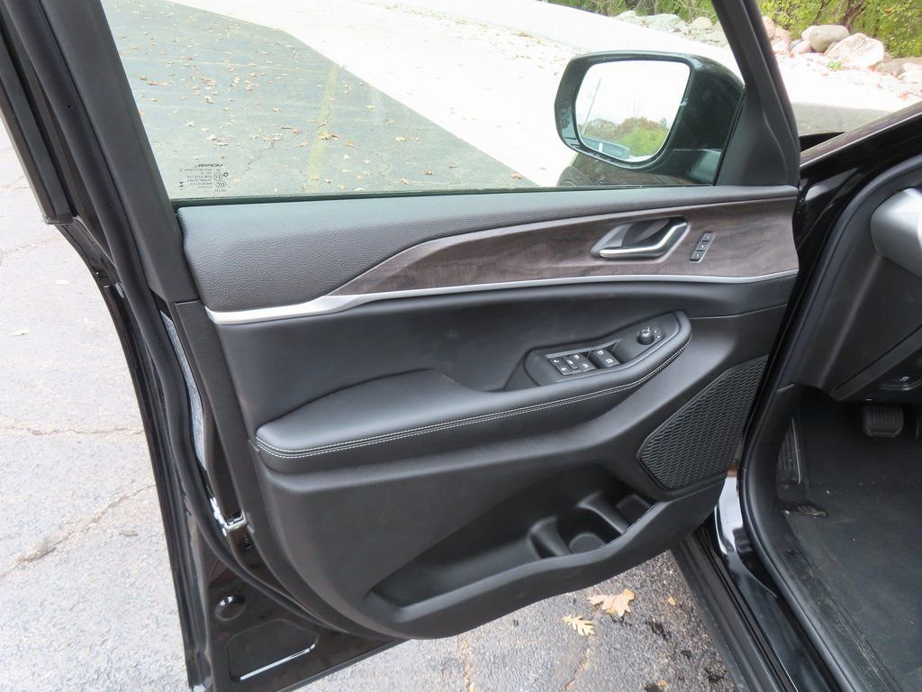 New 2025 Jeep Grand Cherokee Limited w/ Luxury Tech Group II image 22