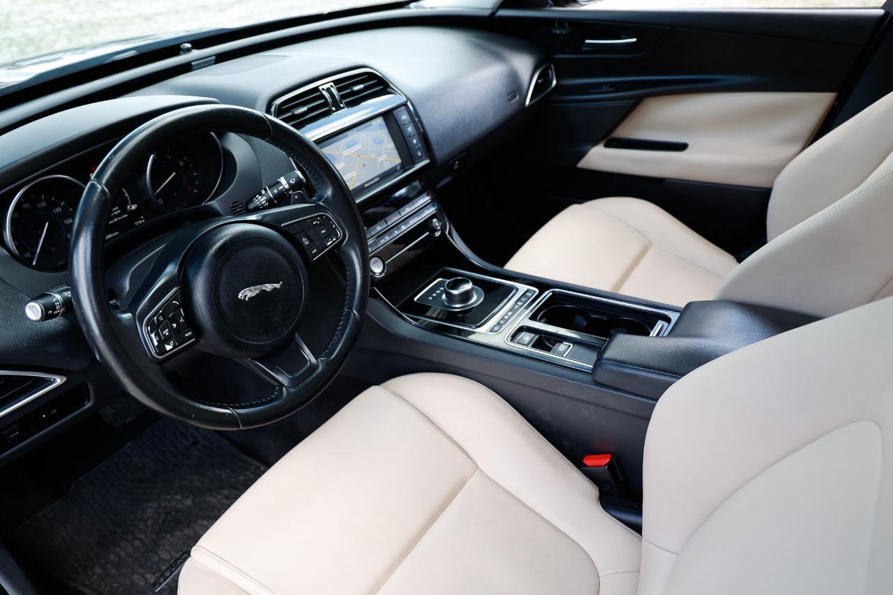 Used 2018 Jaguar XE Premium RWD image 4