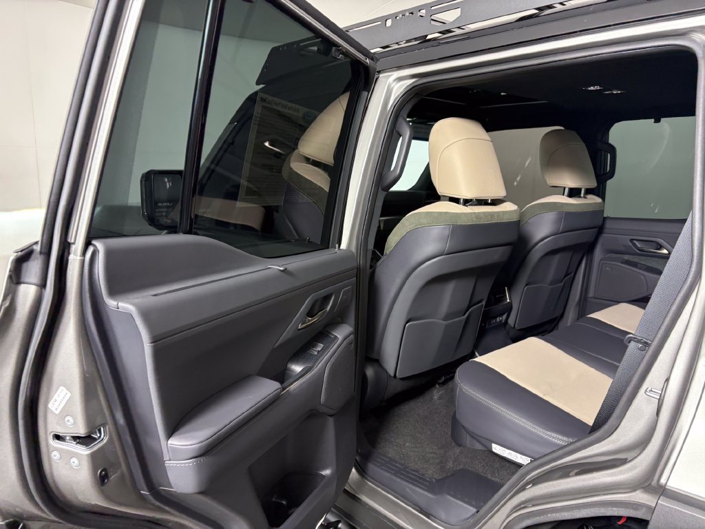 Used 2025 Lexus GX 550 w/ Accessory Package (CT) AWD/4WD image 28