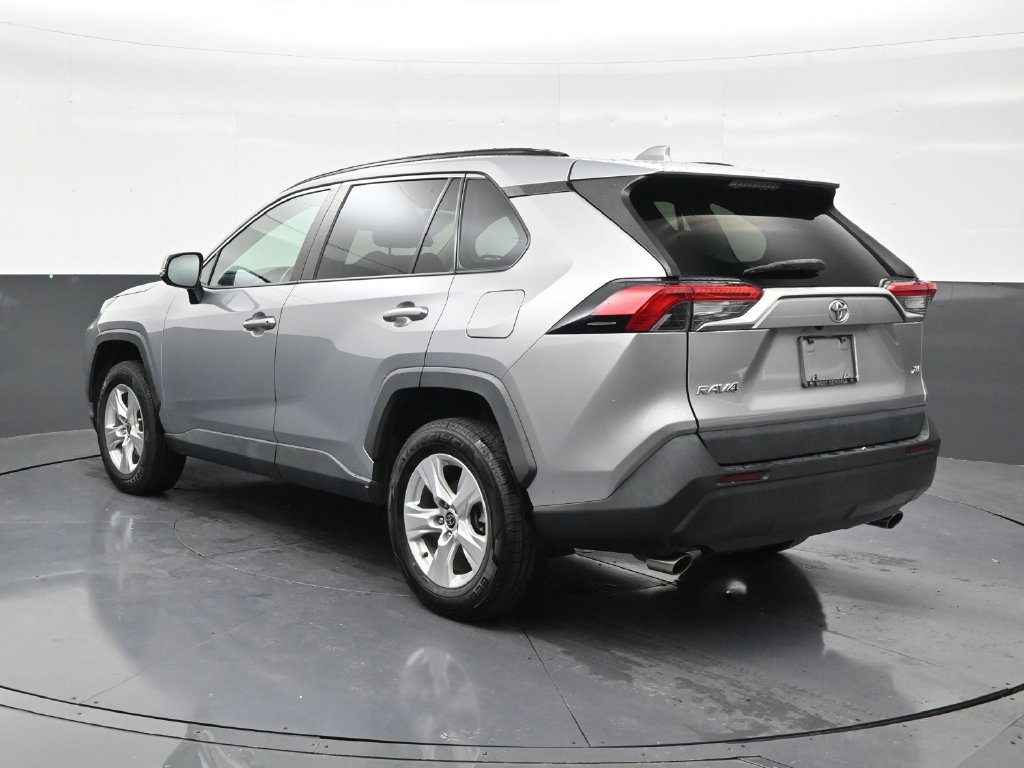 Used 2021 Toyota RAV4 XLE w/ Convenience Package FWD image 3