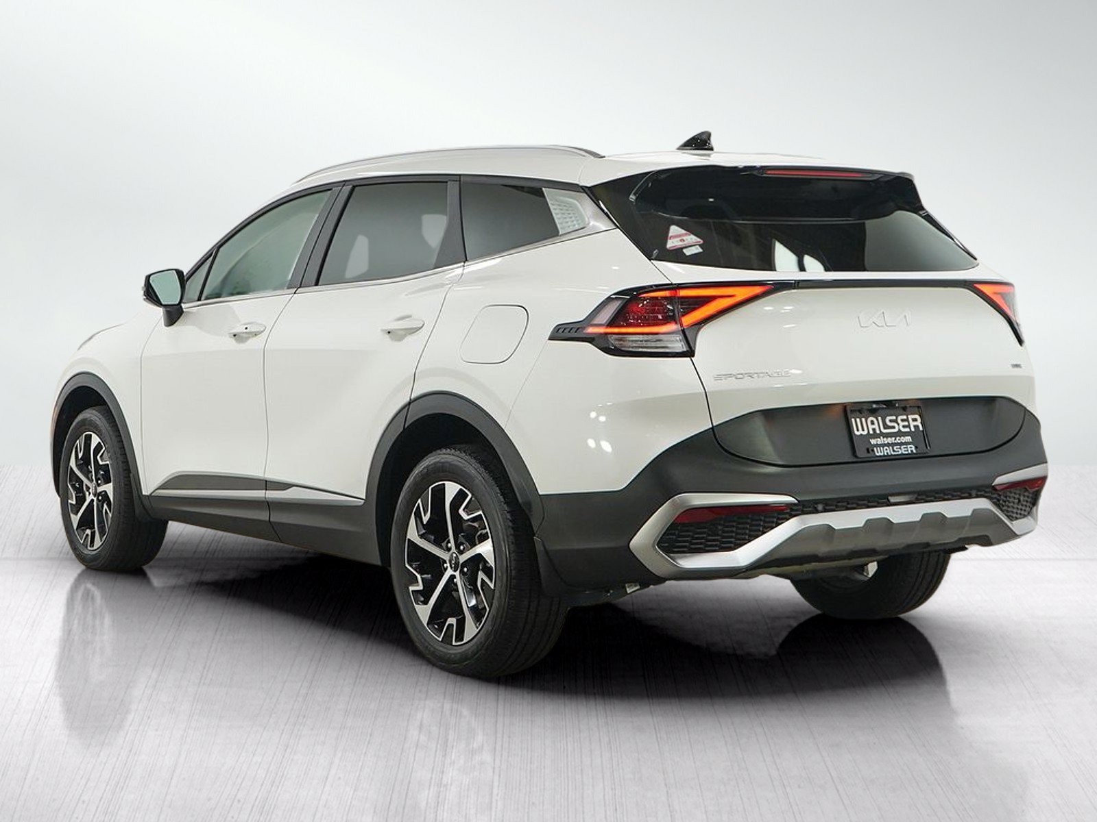 Used 2025 Kia Sportage EX AWD/4WD image 3
