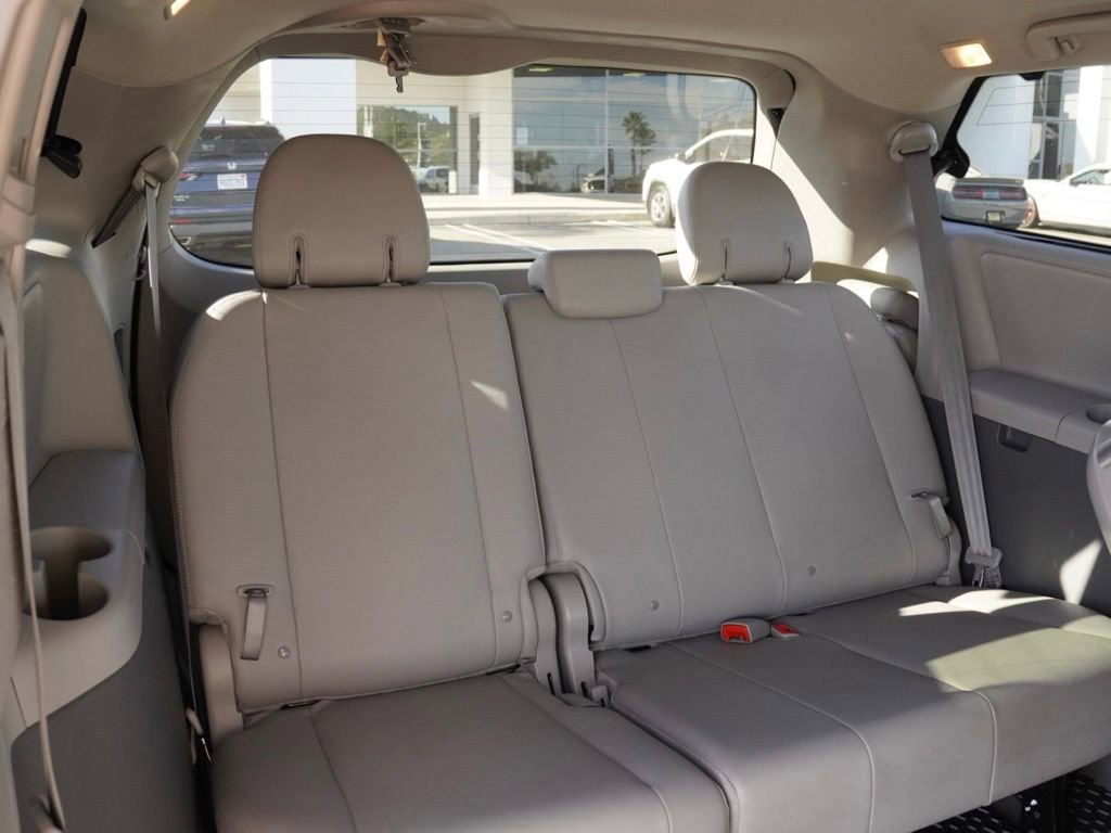 Used 2020 Toyota Sienna XLE image 25