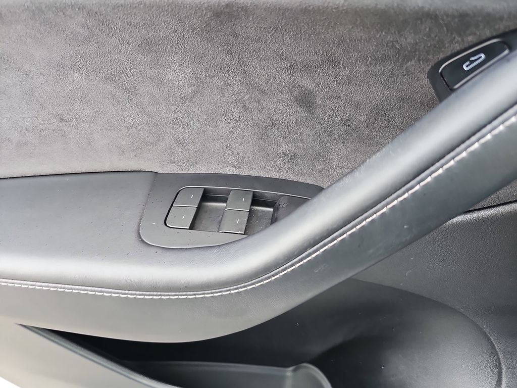 Used 2022 Tesla Model Y Long Range AWD/4WD image 27