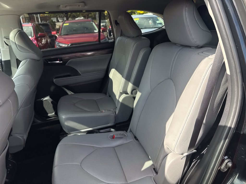 Used 2024 Toyota Highlander Limited AWD/4WD image 37