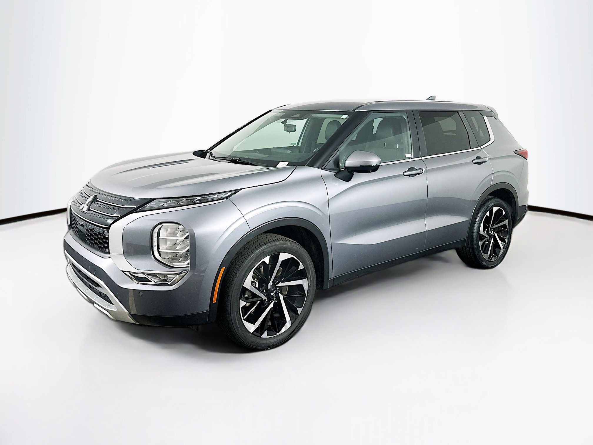 Used 2024 Mitsubishi Outlander SE image 3