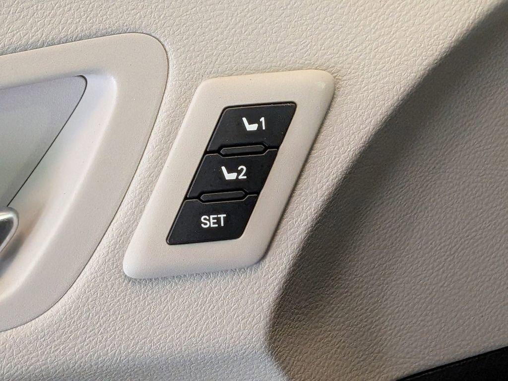 Used 2021 Toyota Sienna Limited image 29