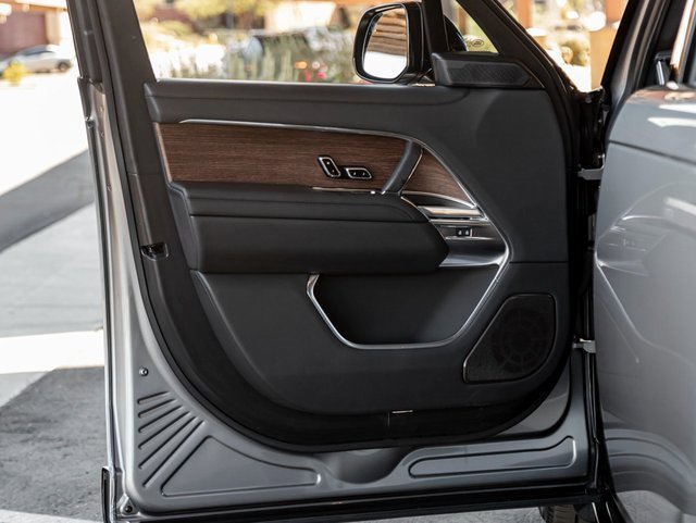 Used 2025 Land Rover Range Rover Long Wheelbase Autobiography image 12