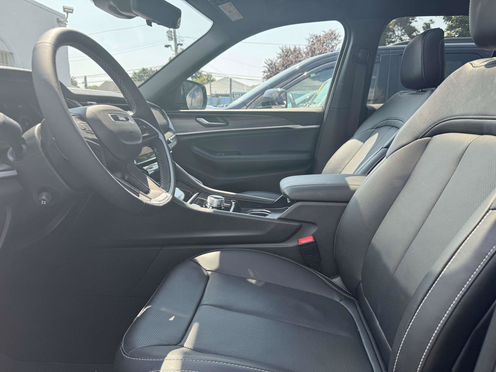 Used 2026 Jeep Grand Cherokee Limited AWD/4WD image 13