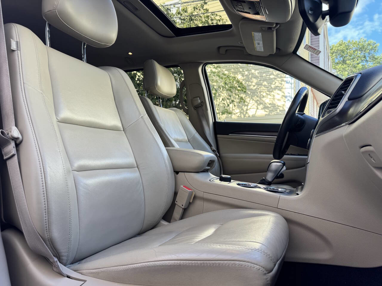 Used 2018 Jeep Grand Cherokee Limited image 16