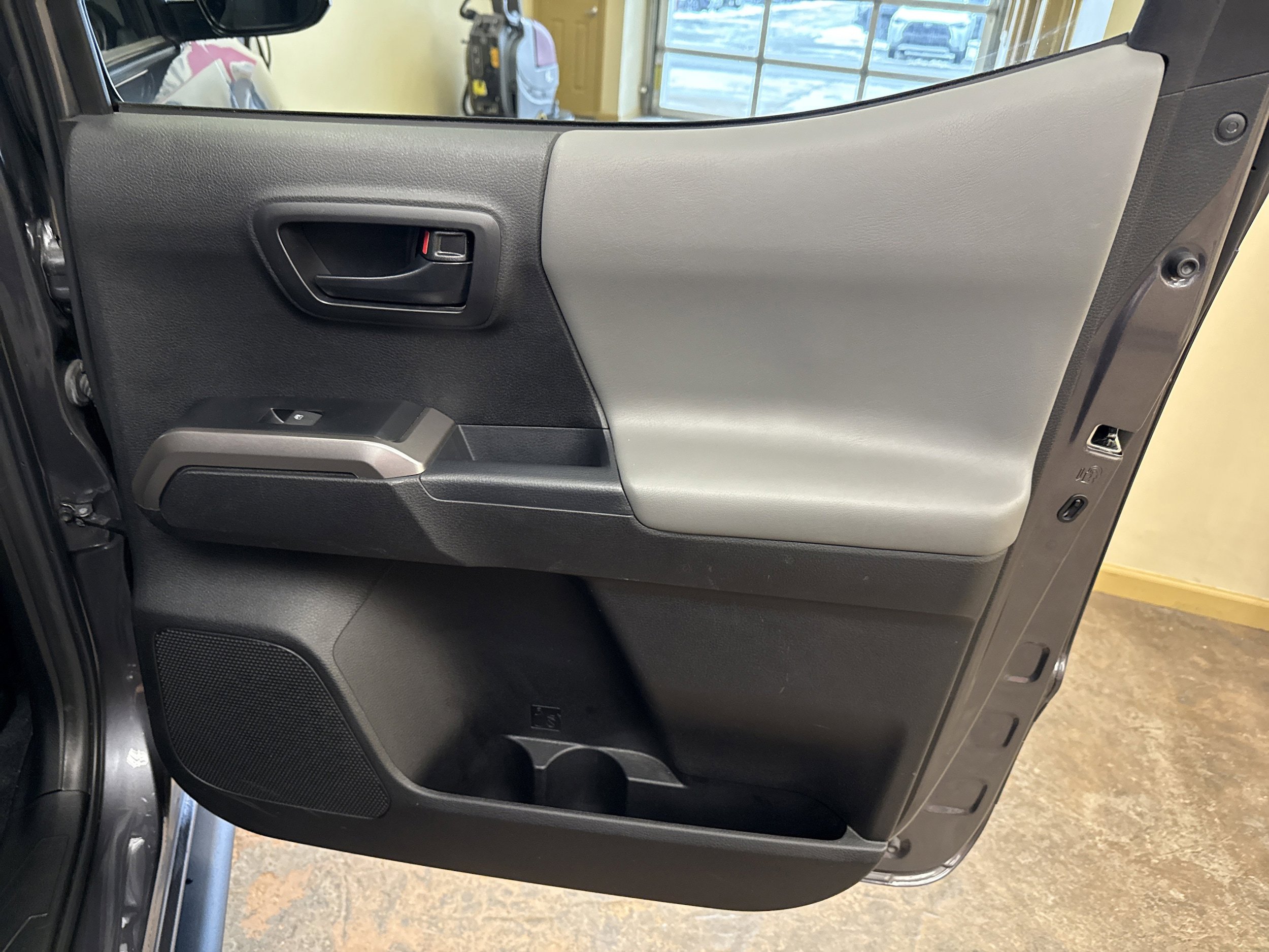 Used 2023 Toyota Tacoma SR5 AWD/4WD image 18