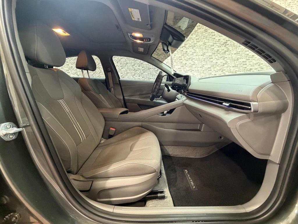 Certified 2024 Hyundai Elantra SEL w/ Convenience Package image 9