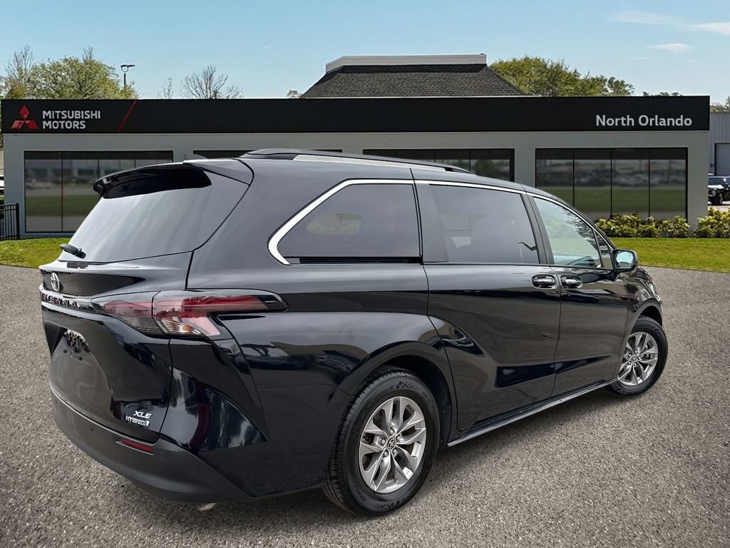 Used 2023 Toyota Sienna XLE image 5