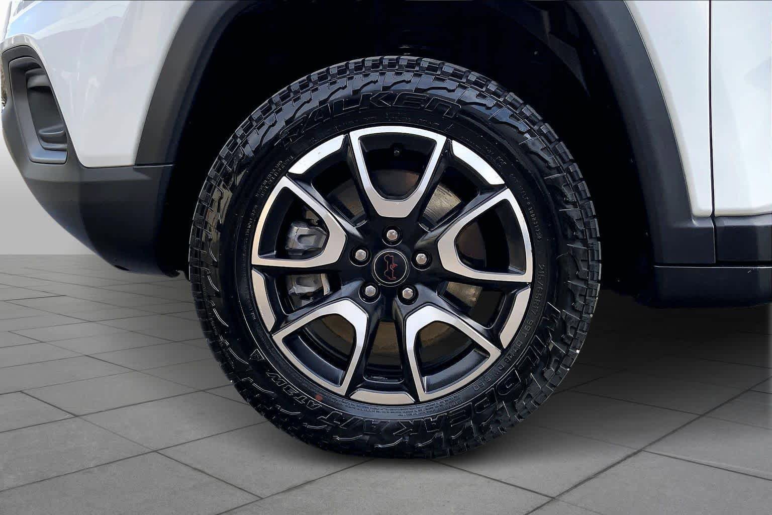 Used 2025 Jeep Compass Trailhawk AWD/4WD image 11