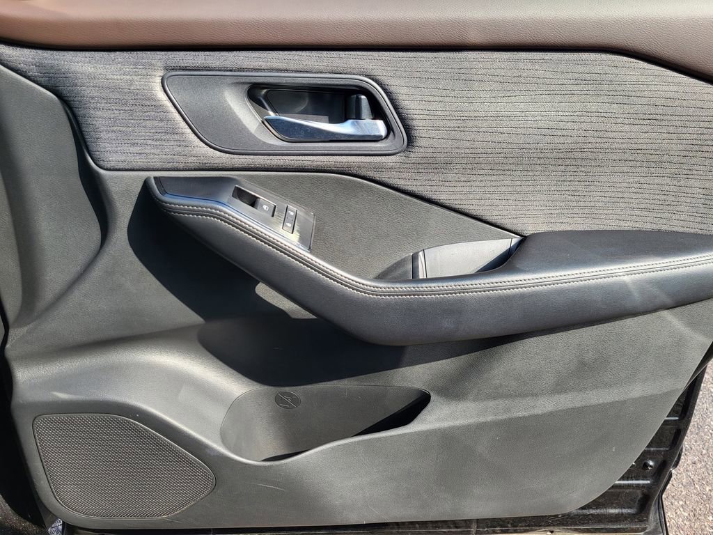 Used 2023 Nissan Rogue SV image 19