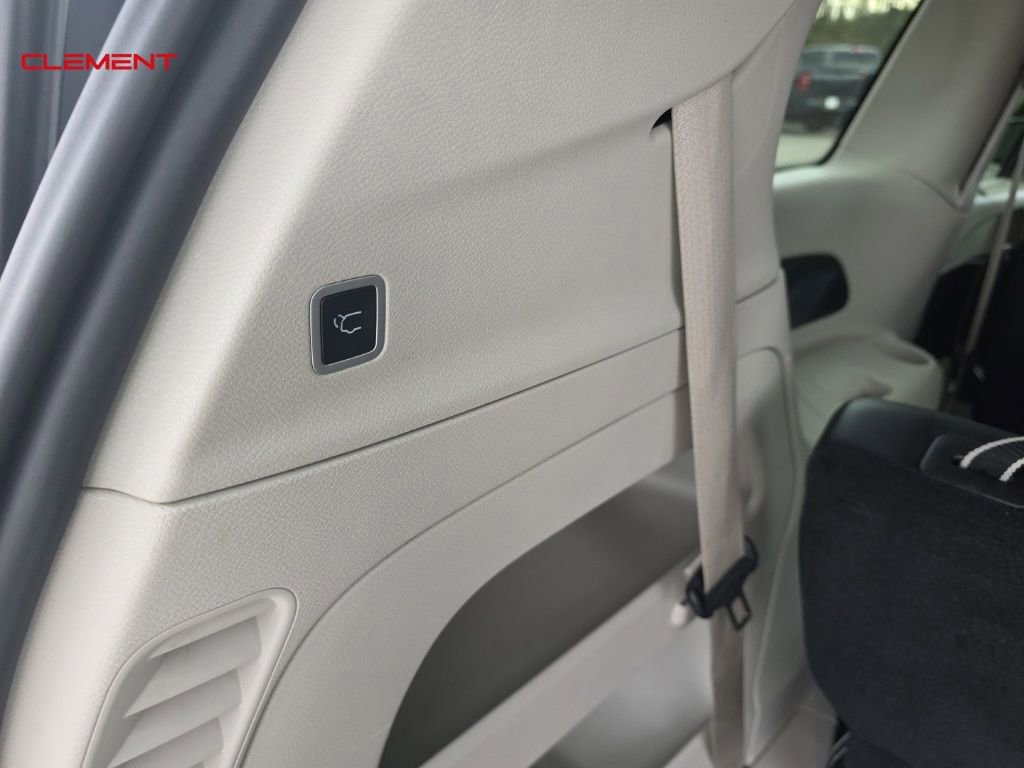 Used 2023 Chrysler Pacifica Touring-L image 21