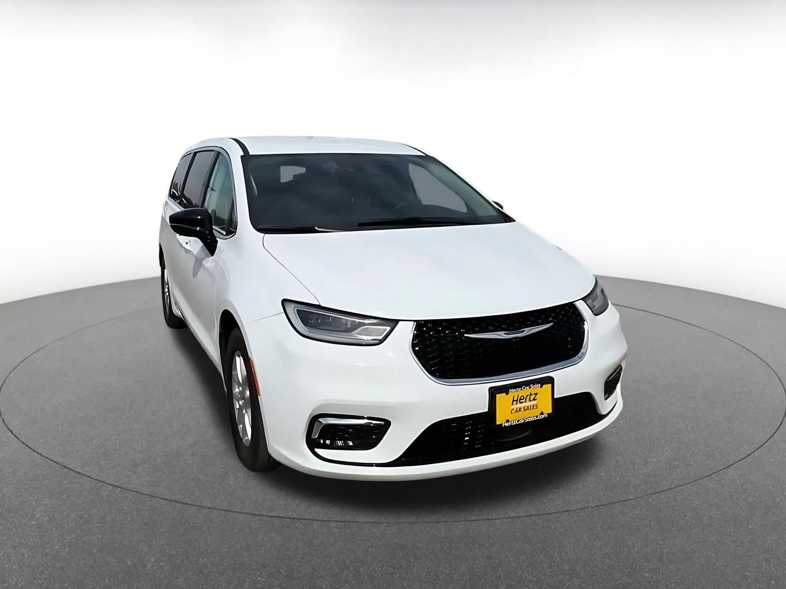 Used 2024 Chrysler Pacifica Touring-L FWD image 3