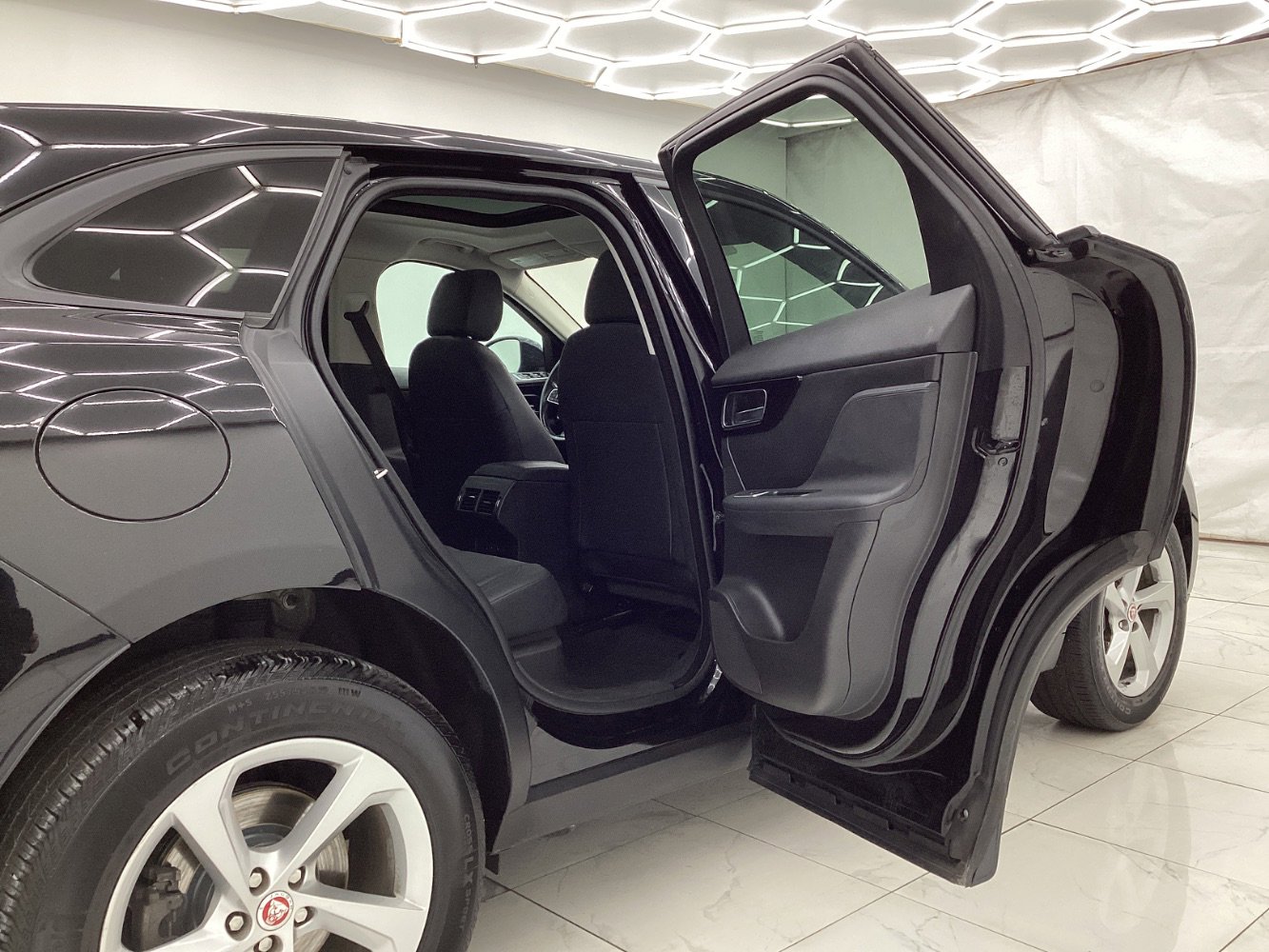 Used 2018 Jaguar F-PACE Premium image 24