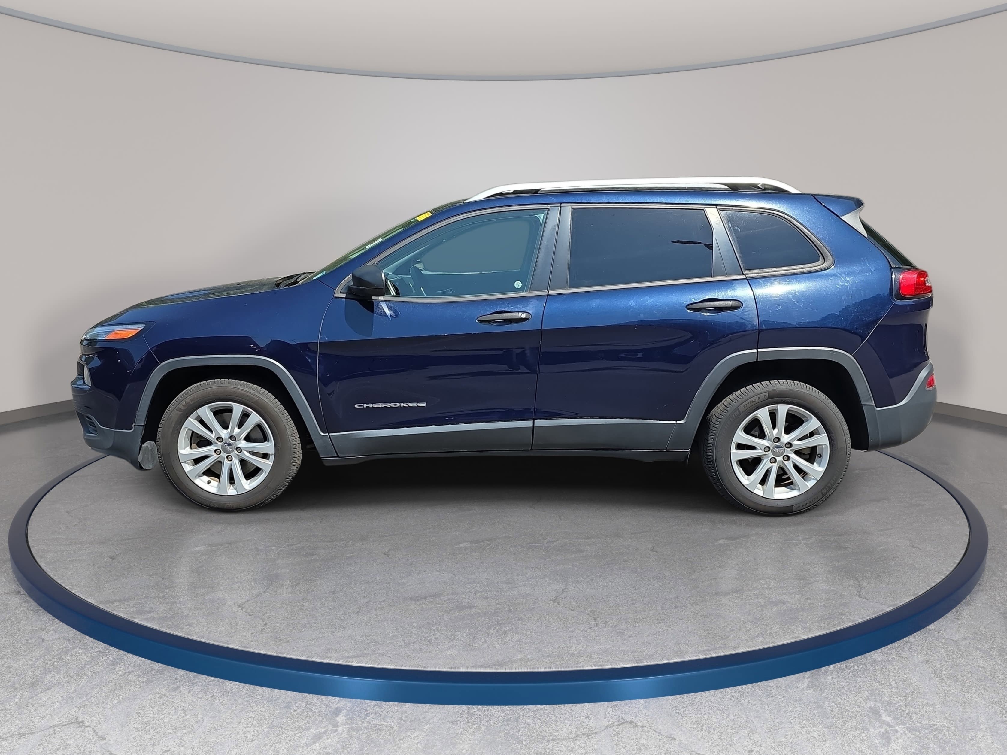 Used 2015 Jeep Cherokee Sport FWD image 3