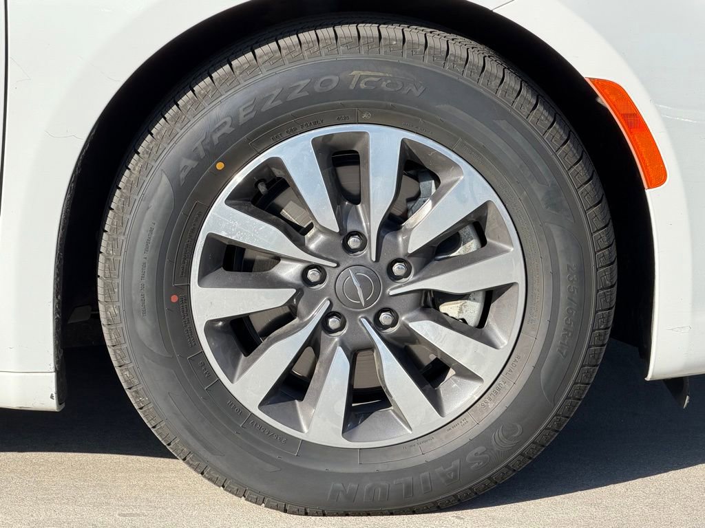 Used 2023 Chrysler Pacifica Limited image 7