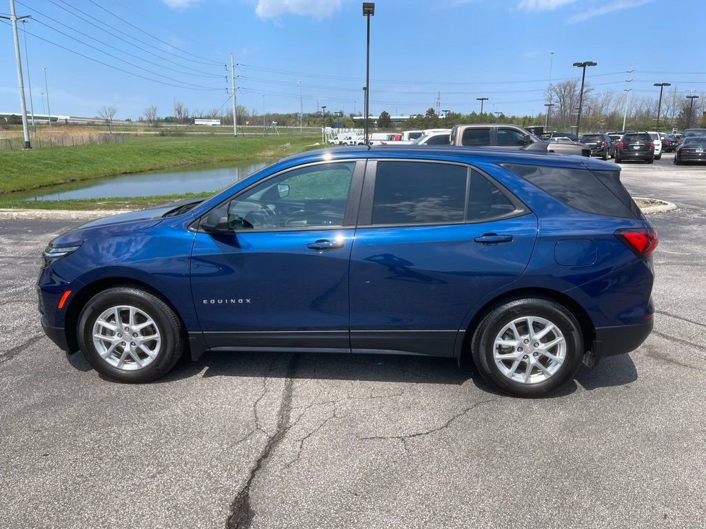 Used 2023 Chevrolet Equinox LS w/ LS Convenience Package FWD image 4
